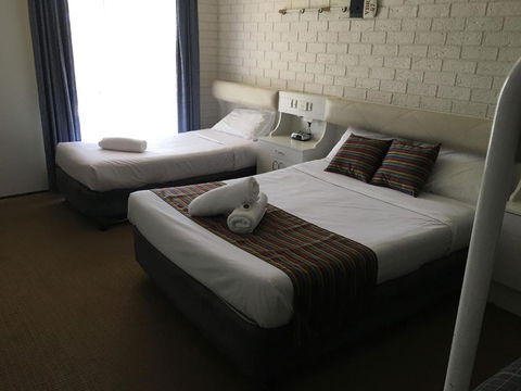 CAPRICORN MOTOR Inn - Whitsundays Accommodation 4