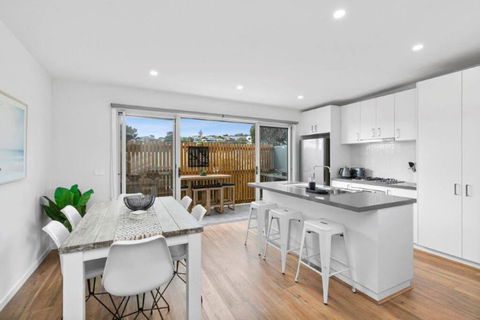 CASA EMEC- PETS WELCOME Luxury, Aircon, Walk To The Shops And Beach! Outdoor Shower And Garage Parking - Whitsundays Accommodation 0
