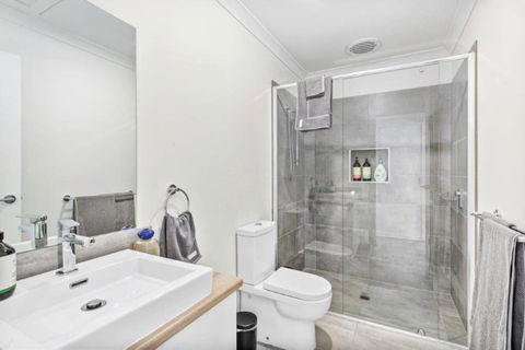 CASA EMEC- PETS WELCOME Luxury, Aircon, Walk To The Shops And Beach! Outdoor Shower And Garage Parking - Whitsundays Accommodation 4