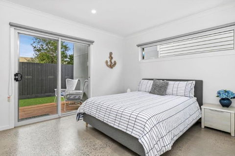 CASA EMEC- PETS WELCOME Luxury, Aircon, Walk To The Shops And Beach! Outdoor Shower And Garage Parking - Whitsundays Accommodation 3