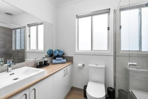 CASA EMEC- PETS WELCOME Luxury, Aircon, Walk To The Shops And Beach! Outdoor Shower And Garage Parking - Whitsundays Accommodation 2