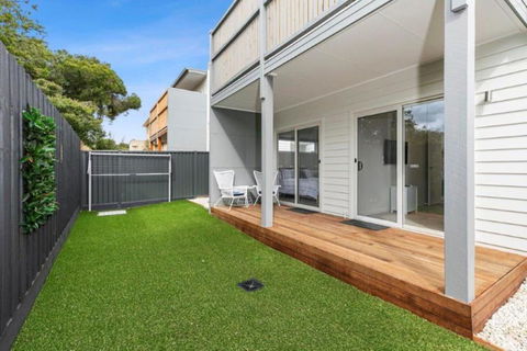 CASA EMEC- PETS WELCOME Luxury, Aircon, Walk To The Shops And Beach! Outdoor Shower And Garage Parking - Whitsundays Accommodation 1