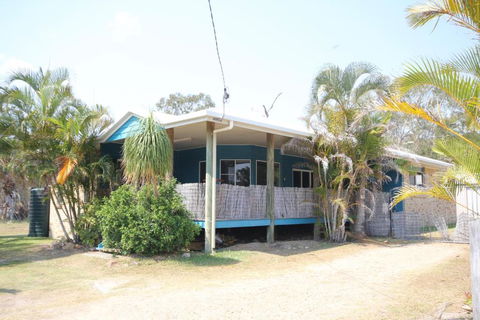 CASTAWAY BEACH HOUSE- NO Parties - NO Pets - Whitsundays Accommodation 0