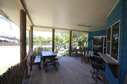 CASTAWAY BEACH HOUSE- NO Parties - NO Pets - Whitsundays Accommodation 3