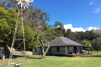 Currawong Beach Cottages with Whitsundays Accommodation
