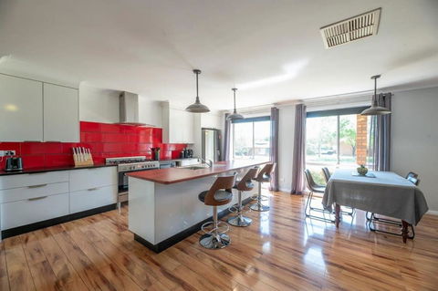 Cyril Towers - Family Retreat, Outdoor Pets - Whitsundays Accommodation 1