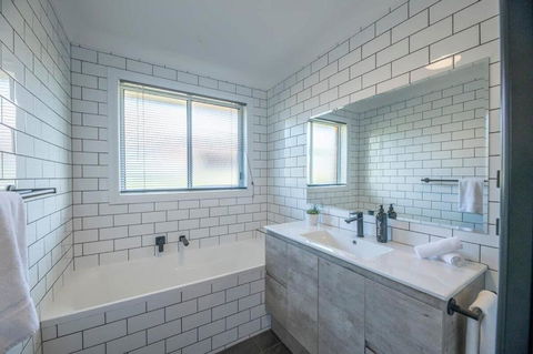 Cyril Towers - Family Retreat, Outdoor Pets - Whitsundays Accommodation 2