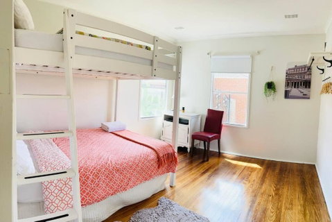 D122 Lovely London Home - Whitsundays Accommodation 4