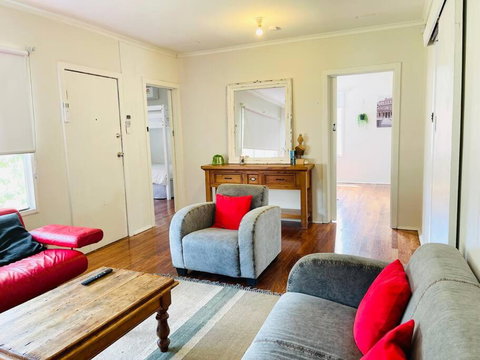 D122 Lovely London Home - Whitsundays Accommodation 0