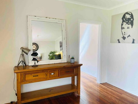 D122 Lovely London Home - Whitsundays Accommodation 1