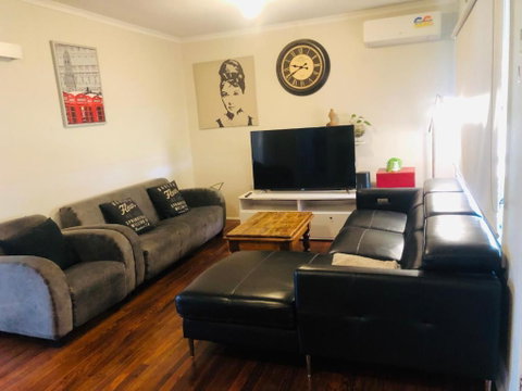 D122 Lovely London Home - Whitsundays Accommodation 2