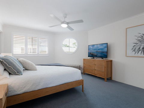 3 'Pelican Sands', 83 Soldiers Point Rd - Stunning Waterfront Unit With Magical Water Views & Air Conditioning - Whitsundays Accommodation 1