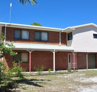 31 Bombala Crescent - Two storey home with covered outdoor deck fully fenced backyard. Pet friendly - Whitsundays Accommodation
