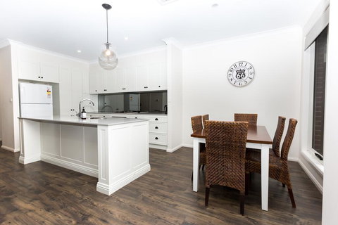 4 Bedroom Inner City Townhouse - SLEEPS 9 !! - Whitsundays Accommodation 3