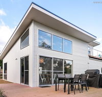4 king or 8 single beds WiFi Netflix pet friendly - Whitsundays Accommodation