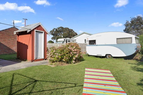 4 MONTROSE AVE - Retro Home In The Heart Of Town - Whitsundays Accommodation 3