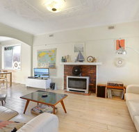 4 MONTROSE AVE - retro home in the heart of town - Whitsundays Accommodation