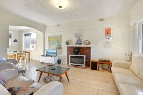 4 MONTROSE AVE - Retro Home In The Heart Of Town - Whitsundays Accommodation 0