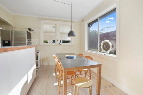 4 MONTROSE AVE - Retro Home In The Heart Of Town - Whitsundays Accommodation 2