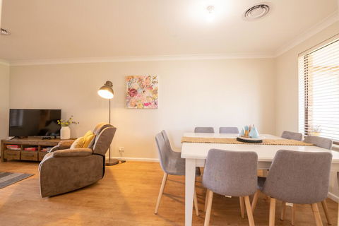 42 Rosemary Lane - Central Orange - Spacious Family Home - Quiet Lane - Whitsundays Accommodation 3