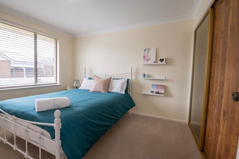 42 Rosemary Lane - Central Orange - Spacious Family Home - Quiet Lane - Whitsundays Accommodation 2