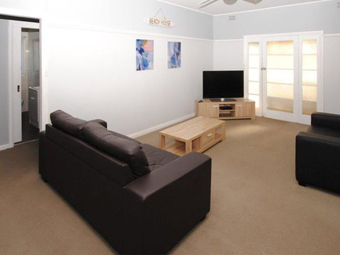 59 Wharf Street Opposite Bowling Club - Whitsundays Accommodation 2
