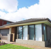 5Bed 2Bath Family House in Werribee - Whitsundays Accommodation