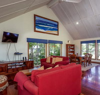 6 Ilmenite Avenue - Coastal beach shack within walking distance to patrolled beach and CBD - Whitsundays Accommodation