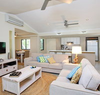 6 Orania Court - Rainbow Shores Absolutely gorgeous beach side property within 200 metres walk to the beach - Whitsundays Accommodation