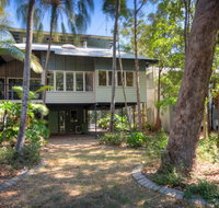 6 Satinwood Drive - Rainbow Shores Stylish Beach House Free WiFi - Whitsundays Accommodation