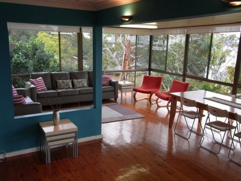 A Lakehouse Escape - Whitsundays Accommodation 2