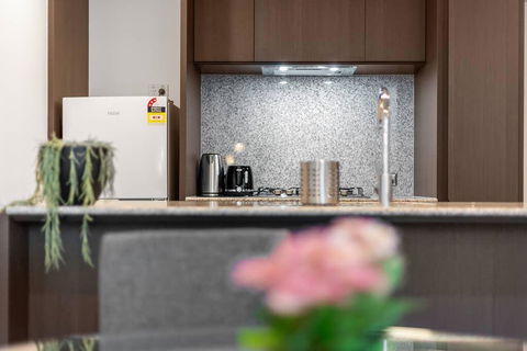 A Modern Apt, 5-min Walk To Queen Victoria Market - Whitsundays Accommodation 3