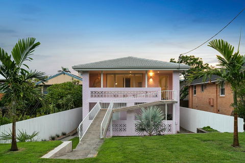 A PERFECT STAY - Sunset Beach - Surfside - Whitsundays Accommodation 1