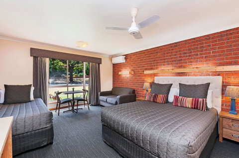 AAt 28 Goldsmith Motel - Whitsundays Accommodation 0