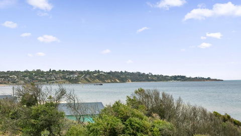 ABSOLUTE BEACHFRONT - FRANKSTON - Whitsundays Accommodation 1