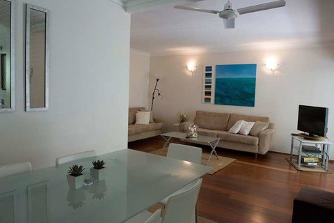 Absolute Beachfront - Mooloolaba - Whitsundays Accommodation 2