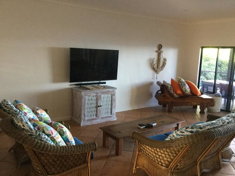 ABSOLUTE BEACHFRONT BLISS @ NEWELL BEACH - Whitsundays Accommodation 3