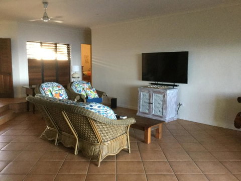 ABSOLUTE BEACHFRONT BLISS @ NEWELL BEACH - Whitsundays Accommodation 2
