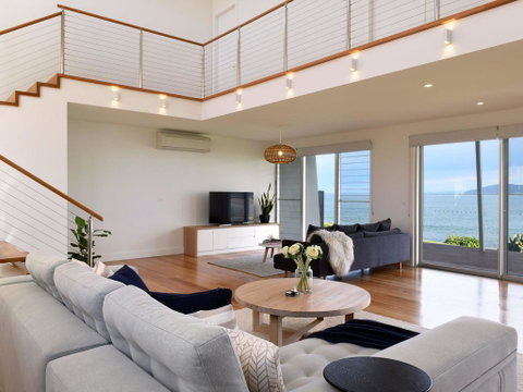 Absolute Waterfront - Whitsundays Accommodation 0