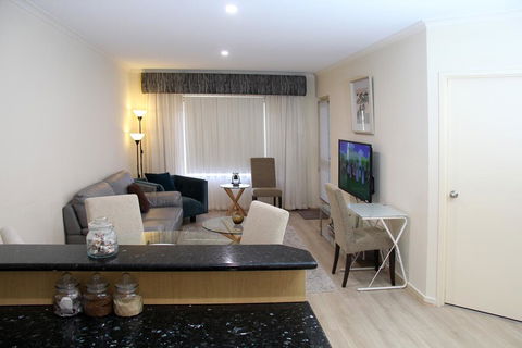 ADELAIDE CBD APARTMENT - 3BR, 2BATH & CARPARK - Whitsundays Accommodation 0