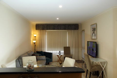 ADELAIDE CBD APARTMENT - 3BR, 2BATH & CARPARK - Whitsundays Accommodation 2