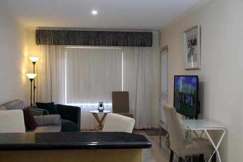 ADELAIDE CBD APARTMENT - 3BR, 2BATH & CARPARK - Whitsundays Accommodation 1