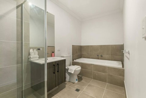 Dual Key 5BR Family Home With Stunning Interior - Whitsundays Accommodation 1