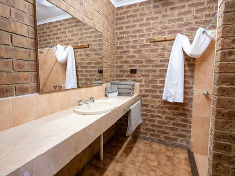 Eildon Parkview Motor Inn Room 7 - Whitsundays Accommodation 0