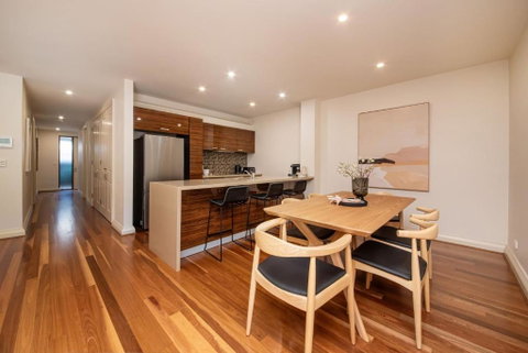 Esplanade Escape To The Brighton Beach Boxes - Whitsundays Accommodation 4