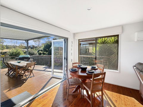 Fab 3-Bed Stay With Great Outdoors & Water Views - Whitsundays Accommodation 4