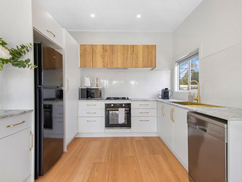 Fairways 18 - Cottage In The Centre Of Town - Whitsundays Accommodation 2