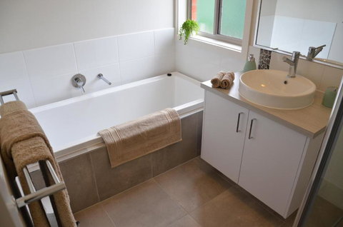 Falls Cottage Whitfield - Whitsundays Accommodation 4