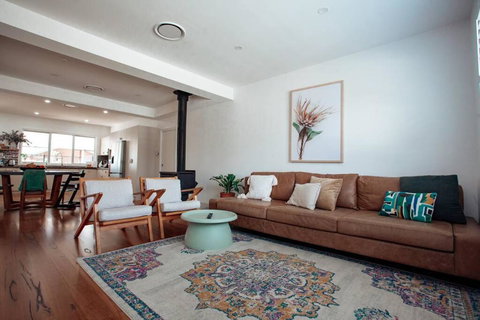 Family Friendly Home By The Lake - Whitsundays Accommodation 3