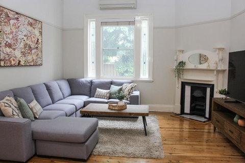 Family Retreat East Tamworth - Whitsundays Accommodation 0